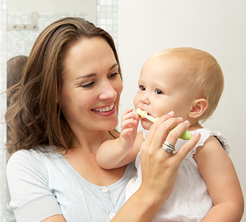 Jak myć zęby niemowlakowi?